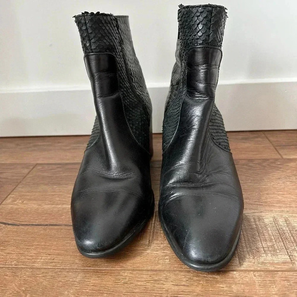 Andre Assous Miranda Black Snake Leather Block Heel Bootie 7 - Picture 3 of 6